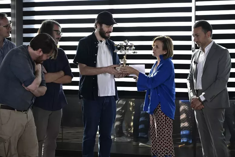 Pinguini Tattici Nucleari ricevono il Premio Artis Suavitas 2025 per “Migliore”, brano dedicato a Giulia Tramontano
